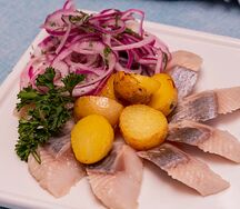 Атлантическая сельдь с молодым картофелем и маринованным луком