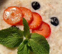 Каша овсяная с ягодами