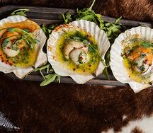 Морские гребешки запечённые на раковине с икрой