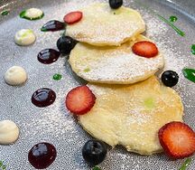 Оладьи с ягодным джемом и сметаной