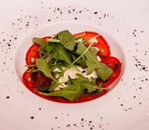 Карпаччо из сочных томатов с сыром страчателла