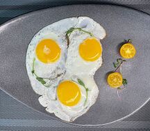 Глазунья из трех яиц