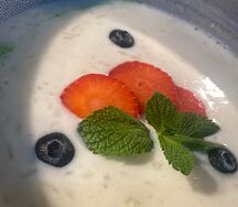 Каша рисовая с ягодами