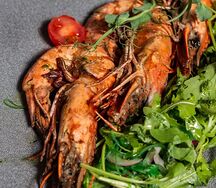 Королевские креветки с чесноком и зеленью