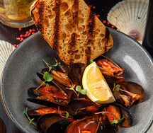 Мидии тушёные в томатном соусе