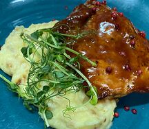 Стейк из cвинoй шейки под соусом чипотле на картофельном пюре с хрустящим луком