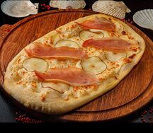 Пицетта с пармской ветчиной и грушей