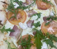 Пиццета с беконом, томатами и моцареллой чильеджи