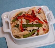 Удон с курицей, овощами и соусом сладкий чили