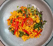 Птитим с овощами и соусом BBQ