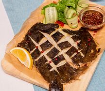 Камбала на гриле со свежим салатом с винным маринадом