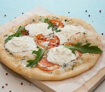 Пиццета с томатами и страчателлой