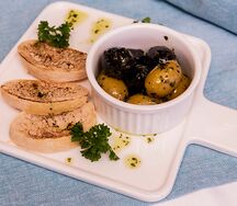 Ассорти оливок в ароматном масле с хрустящими тостами из чиабатты