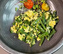 Фасоль стручковая, обжаренная с чесноком и яйцом