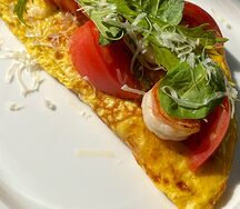Омлет с креветками, творожным сыром и соусом сладкий чили