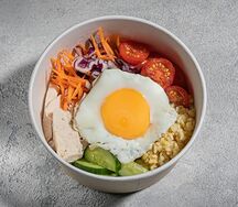 Салат с цыпленком и глазуньей
