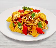 Удон с курицей в соусе сладкий чили