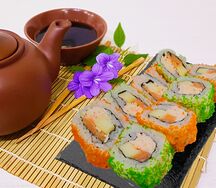 Ролл с лососем, крабом и яблоком