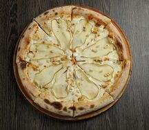 Пицца с грушей и сыром горгонзола 