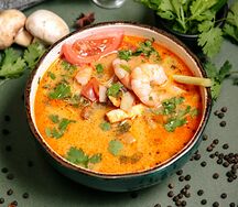 Том Ям с креветкой, кальмарами и с рисом