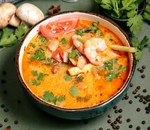 Том Ям с креветкой, кальмарами и с рисовой лапшой
