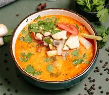 Том Ям с курицей и кальмарами и с рисовой лапшой