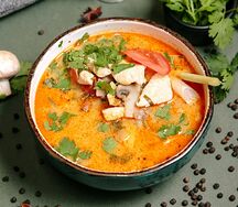Том Ям с лососем и с рисовой лапшой