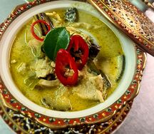 Тайский зеленый карри Gaeng Khiao Waan и Kao
