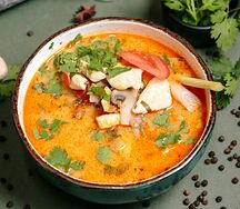 Том Ям с курицей и кальмарами с рисовой лапшой