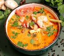 Том Ям с креветкой и кальмарами с рисом
