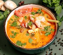 Том Ям с креветкой и кальмарами, с рисовой лапшой