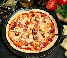 Пицца с колбасками