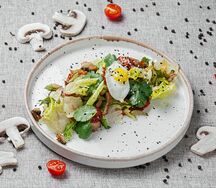 Салат с говядиной и перепелиным яйцом