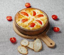 Запечённый сыр сулугуни с томатами