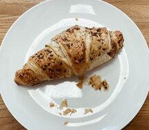 Круассан с голубикой