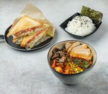 Том ям с цыпленком и сэндвич