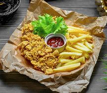 Чикен корн с картофелем фри и кетчупом