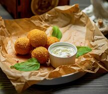 Сырные шарики с креветками и чесночным соусом