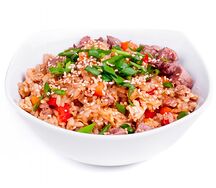 Жареный рис с говядиной в коробочке
