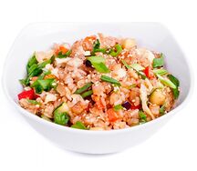 Жареный рис с овощами в коробочке