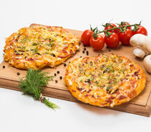 Пицца с колбасой и грибами