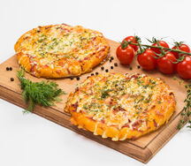 Пицца с колбасой