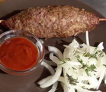 Люля-кебаб из говядины с соусом и маринованным луком