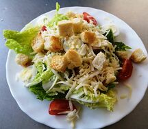 Салат Цезарь с курицей