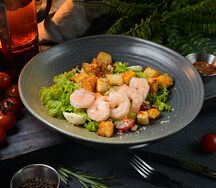 Салат Цезарь с креветками
