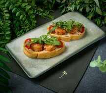Брускетты с креветкой