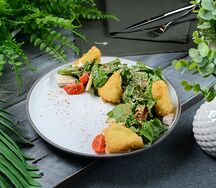 Салат с курицей и жареным сыром