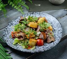 Салат с говядиной и баклажаном