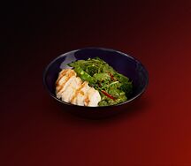 Зелёный салат с авокадо и курицей