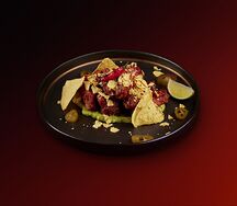 Острые крылья с начос, гуакамоле и халапеньо